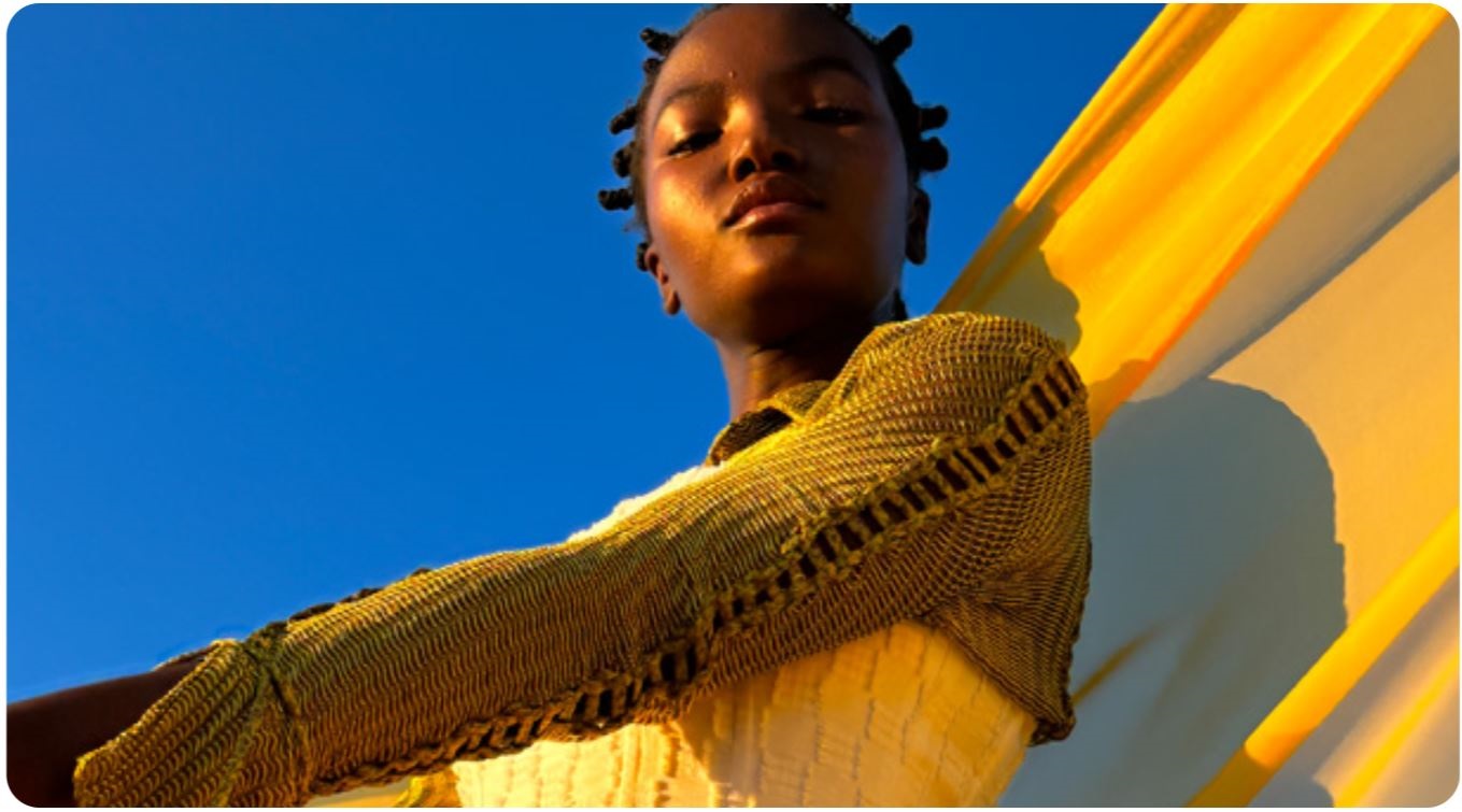 Mobilní telefon APPLE iPhone 15 256 GB žlutá yellow