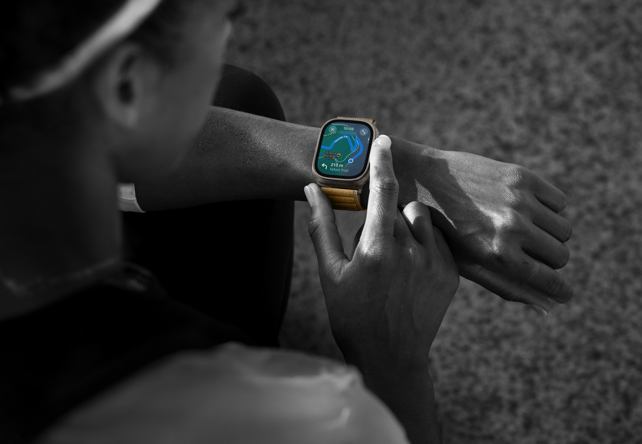 Chytré hodinky APPLE Watch Ultra 2 GPS + Cellular 49mm Černý titan s černým titanovým milánským tahe