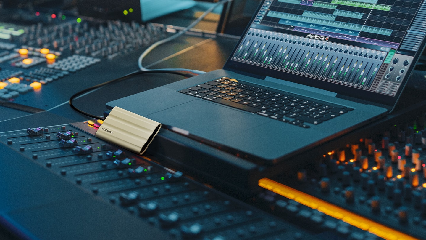 Externí SSD disk SAMSUNG T7 Shield 1TB černý