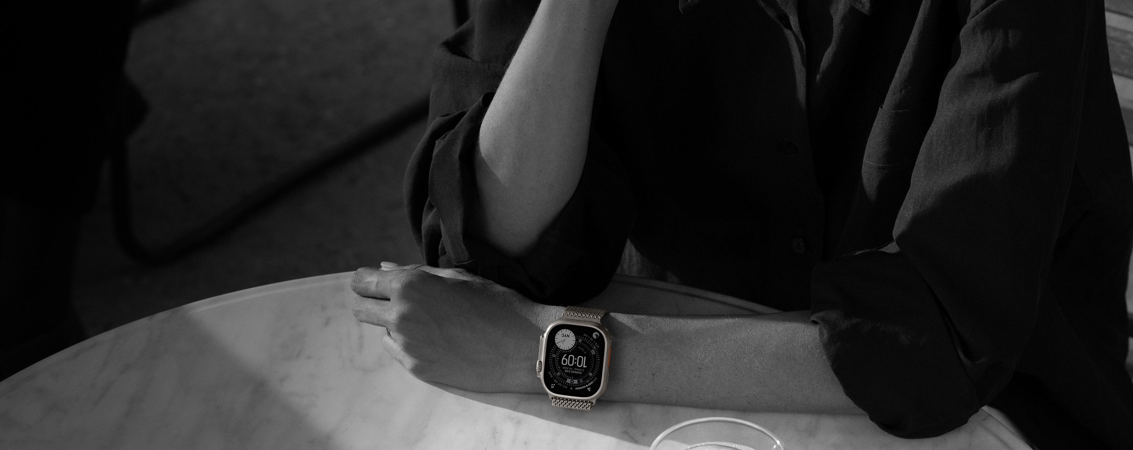 Chytré hodinky APPLE Watch Ultra 3 49mm Černý titan s černým oceánským řemínkem
